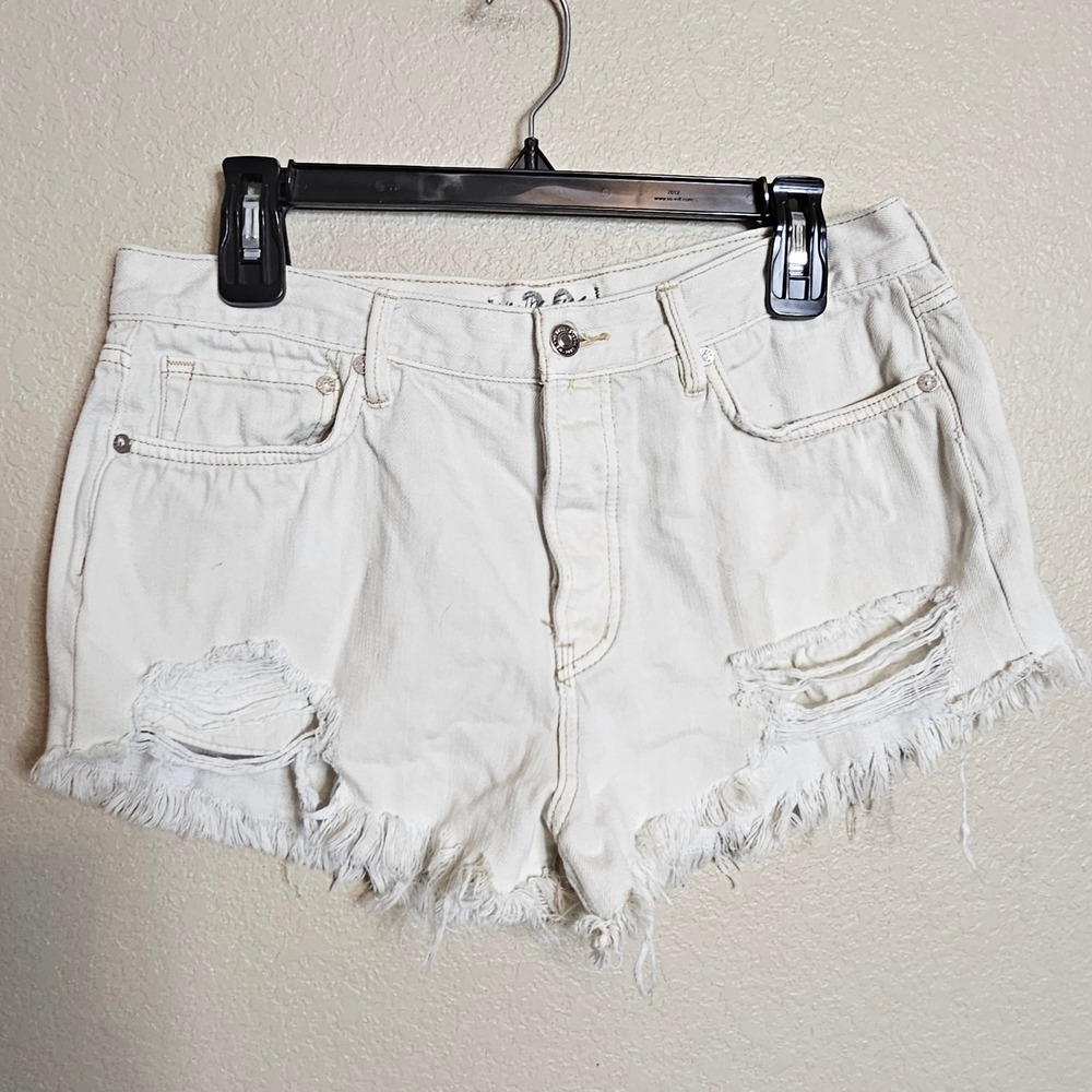 We The Free People Cream Distressed Denim Shorts Off White Button Fly Size 30